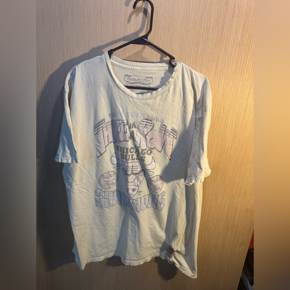 Vintage Mitchell & Ness Chicago Bulls Cream Graphic Tee Size XXL